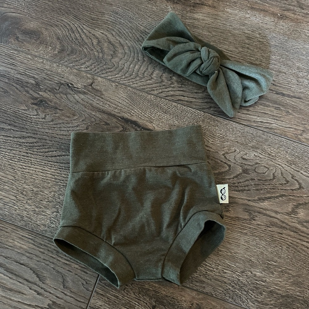 Dudi's Design 3-6 month bummies and matching bow
